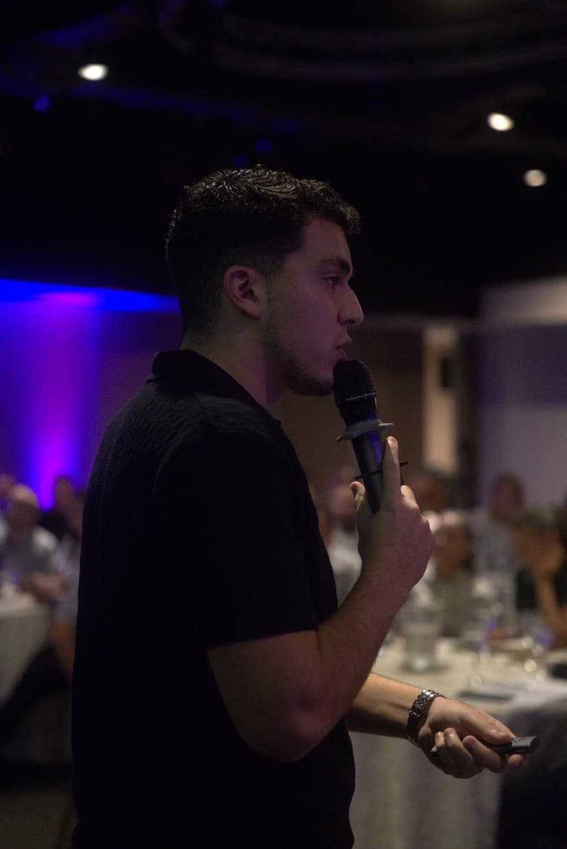 Joaco hablando con micrófono ante el público