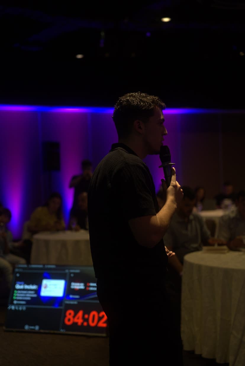 Joaco con micrófono y timer en pantalla