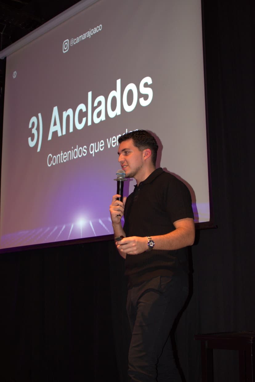 Joaco presentando sobre contenidos anclados