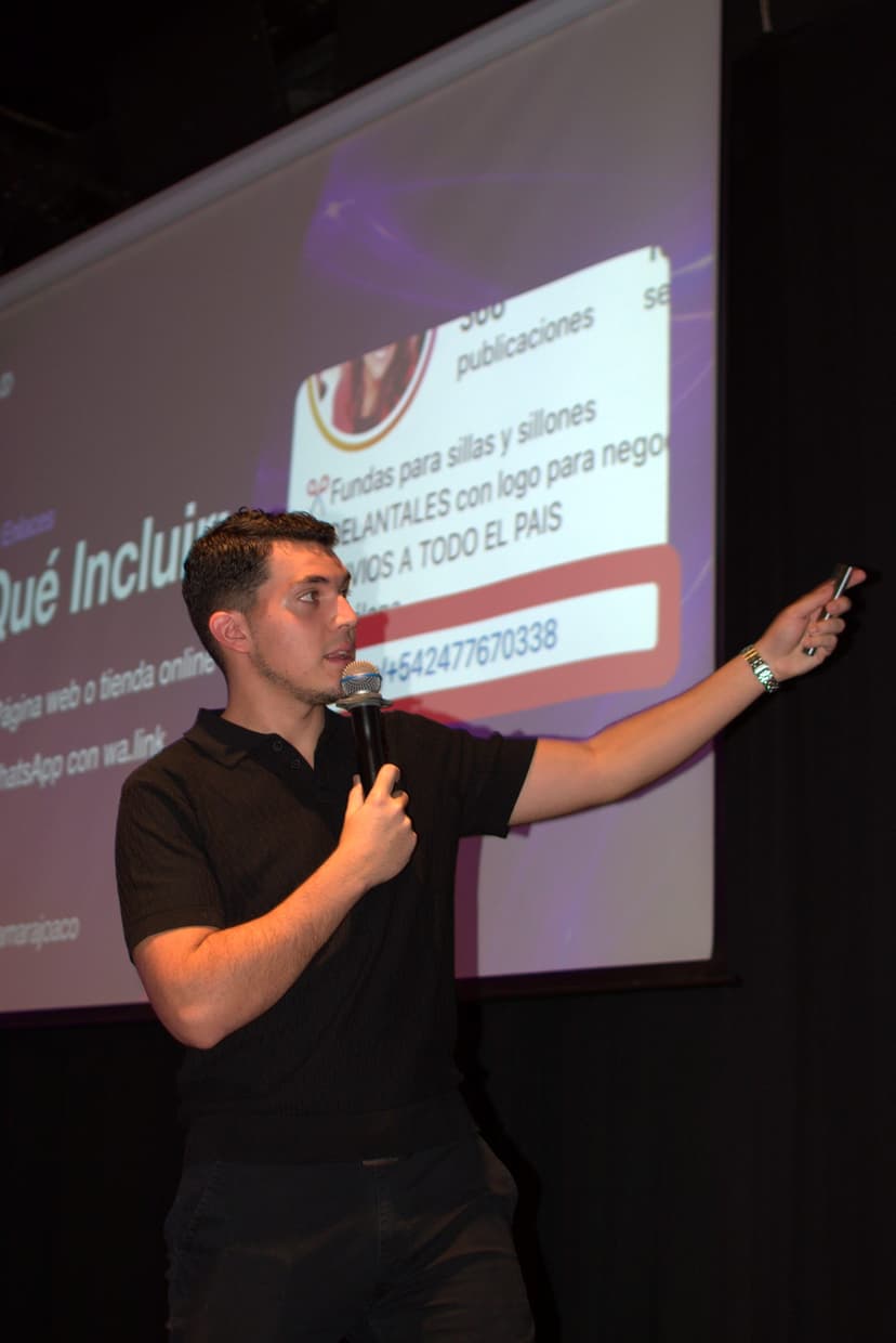 Joaco señalando pantalla con caso de éxito