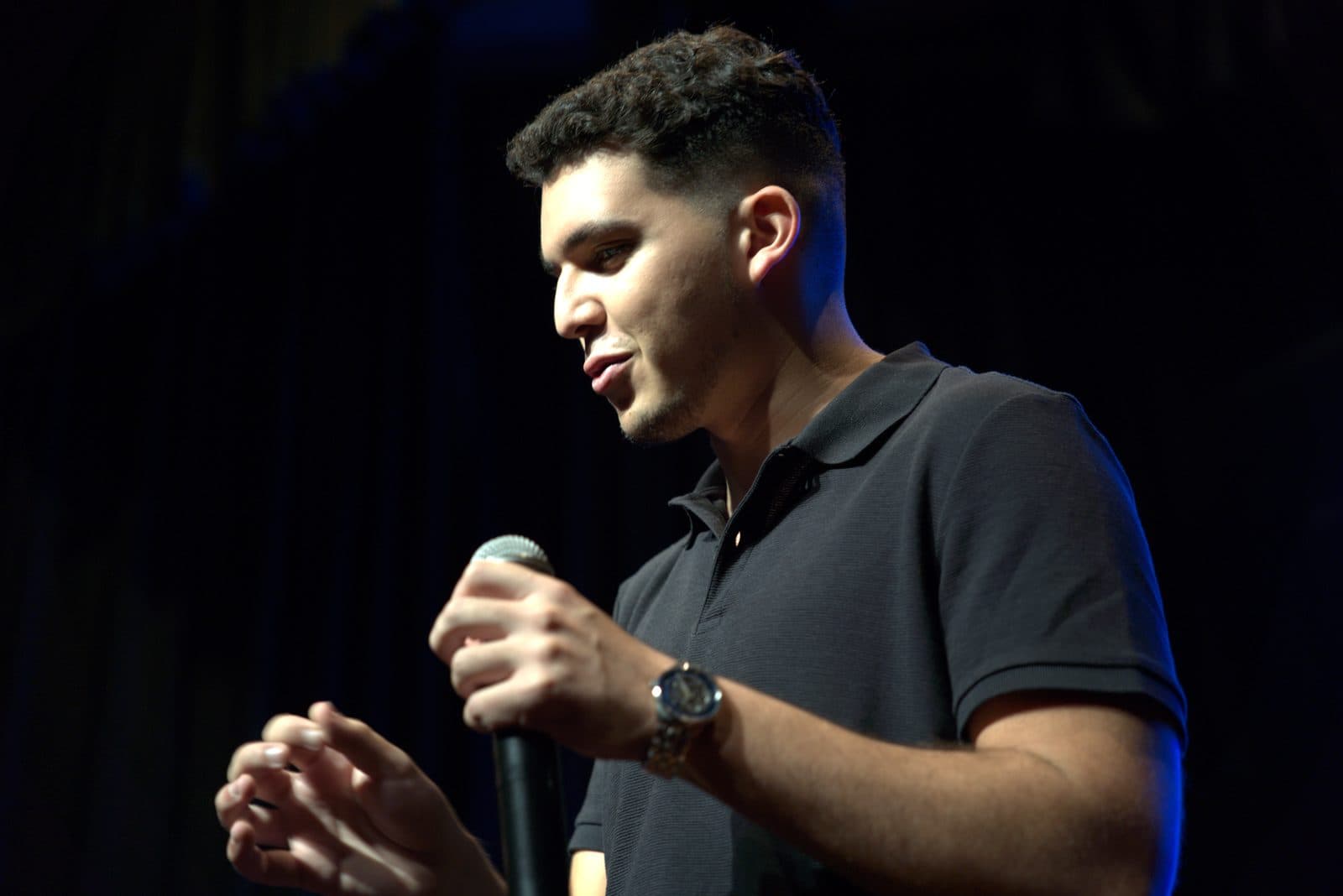 Joaco close-up hablando en conferencia
