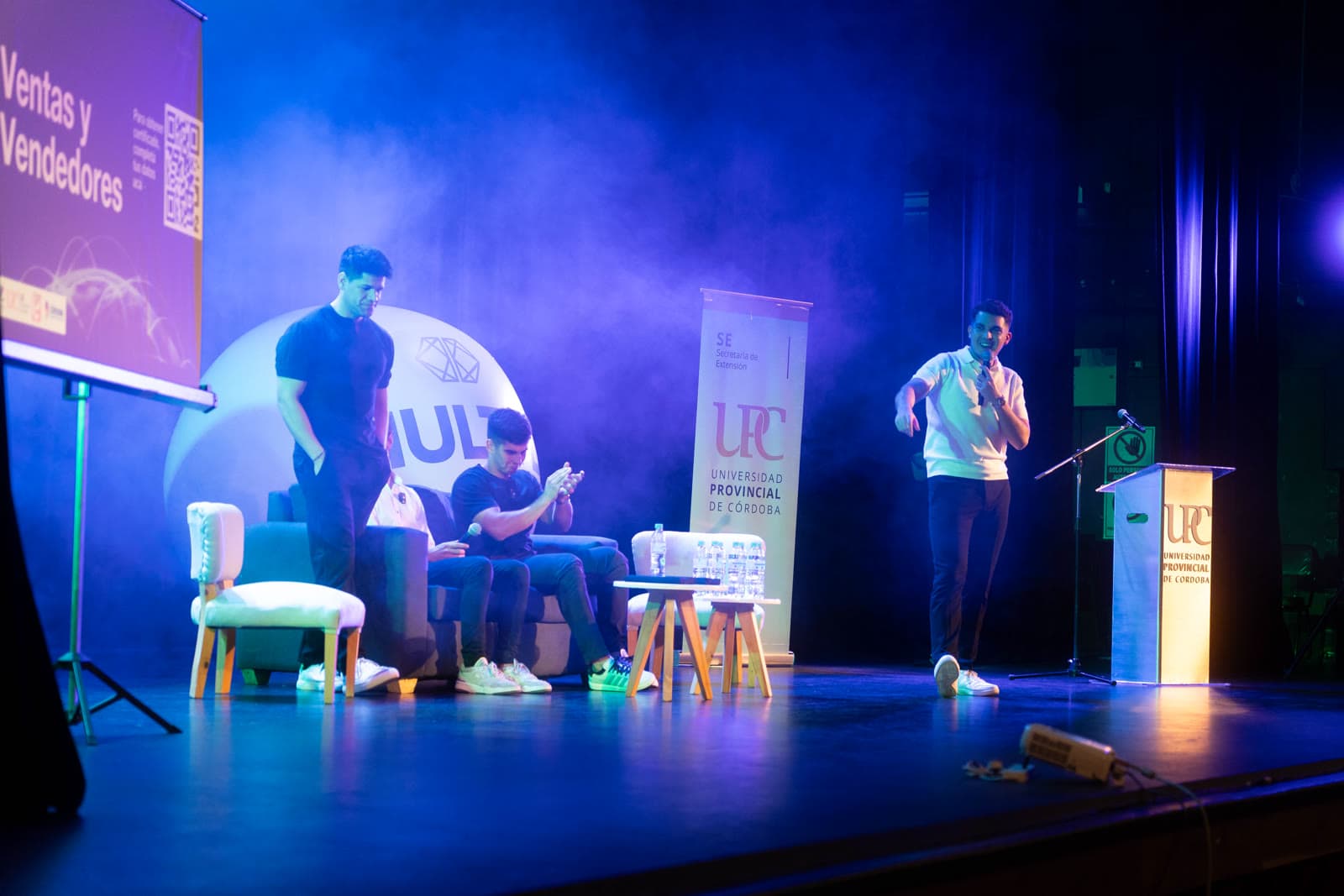 Joaco en escenario UPC con equipo Multi D