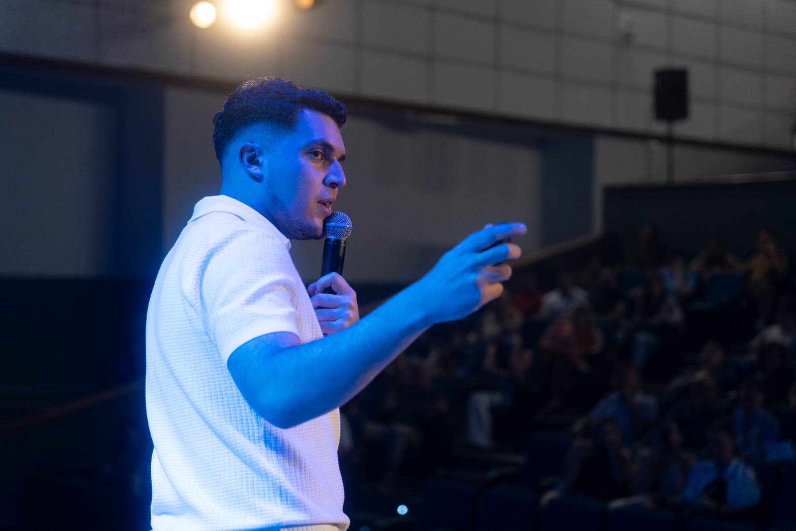 Joaco con micrófono frente al público